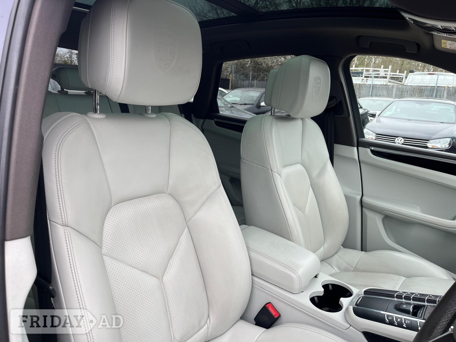 [ berth ]Porsche Macan