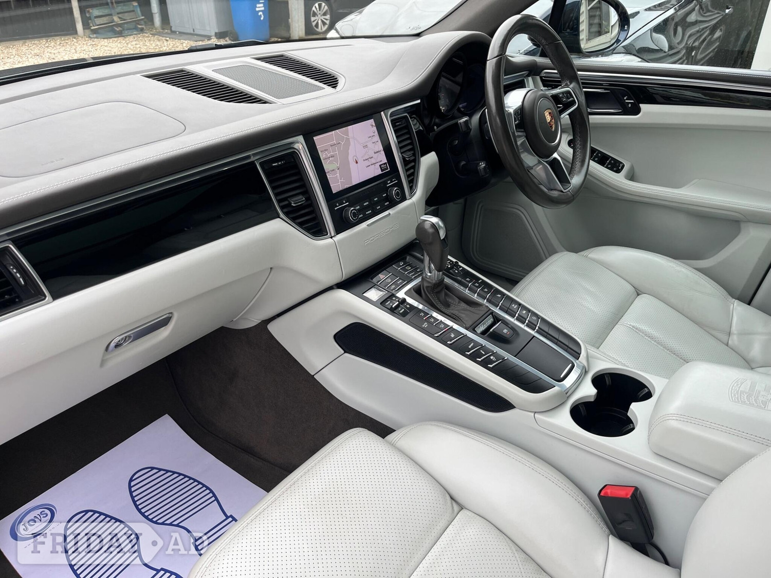 Porsche Macan 2016 - Cars in Farnham
