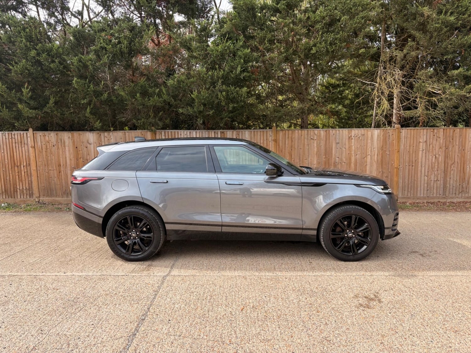 [ berth ]Land Rover Range Rover Velar
