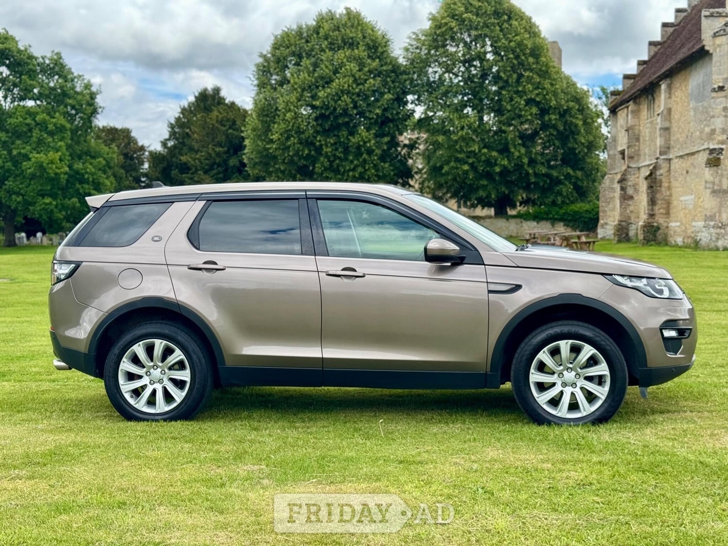 [ berth ]Land Rover Discovery Sport