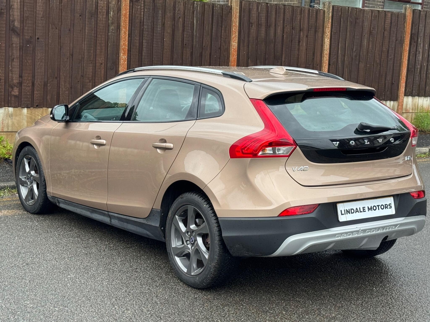 Volvo V40 Cross Country 2014 - Cars in Oldham