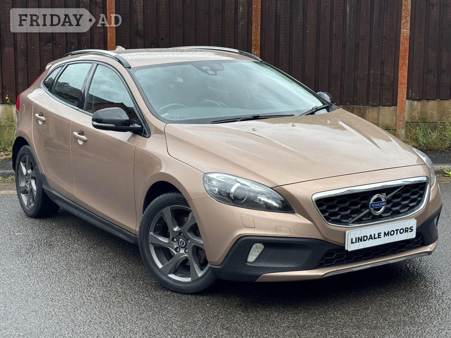 Volvo V40 Cross Country 2014 in Oldham