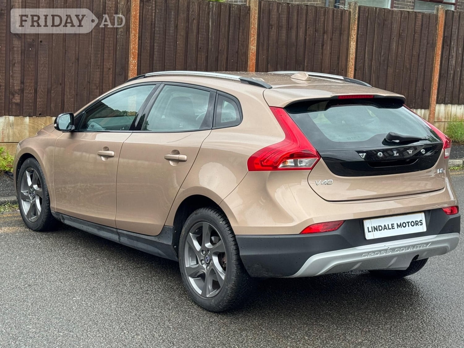 Volvo V40 Cross Country 2014 - Cars in Oldham