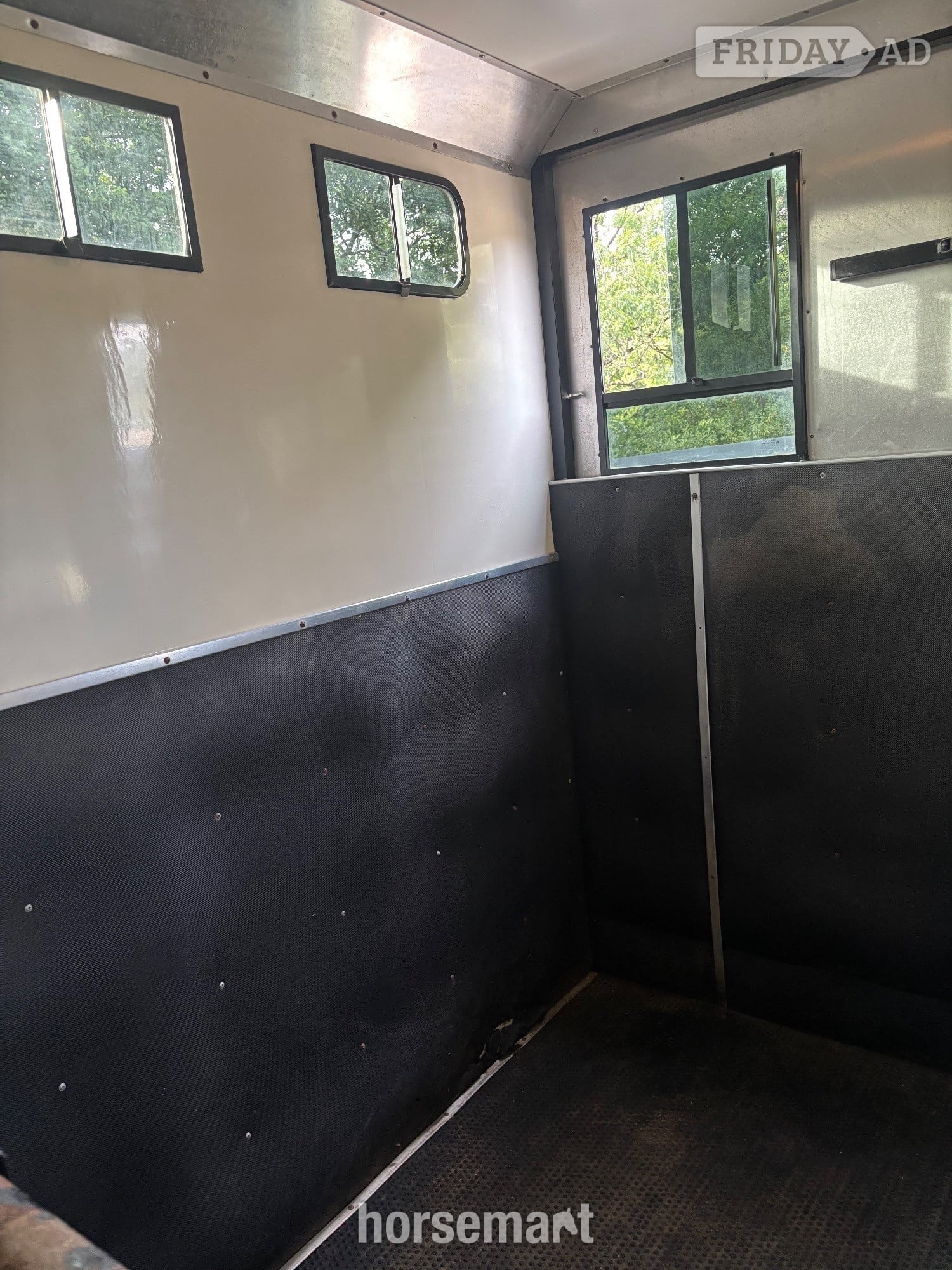 [ berth ]LM Horseboxes 