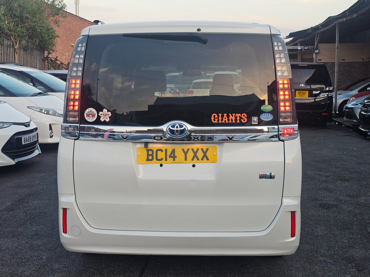 Toyota Voxy 2014 - Cars in Coventry