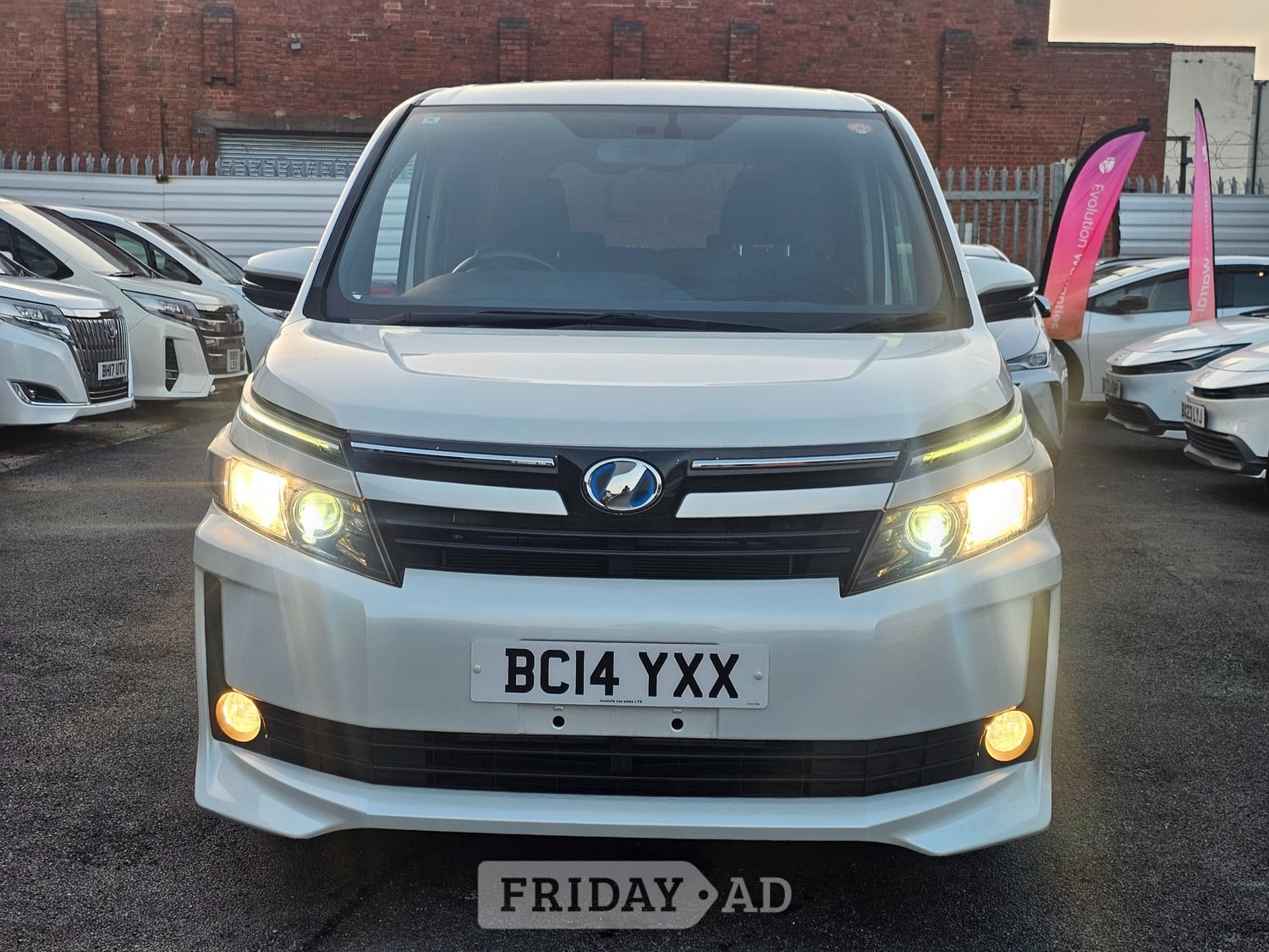 Toyota Voxy 2014 in Coventry