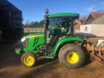 John Deere 3046R () Tractor