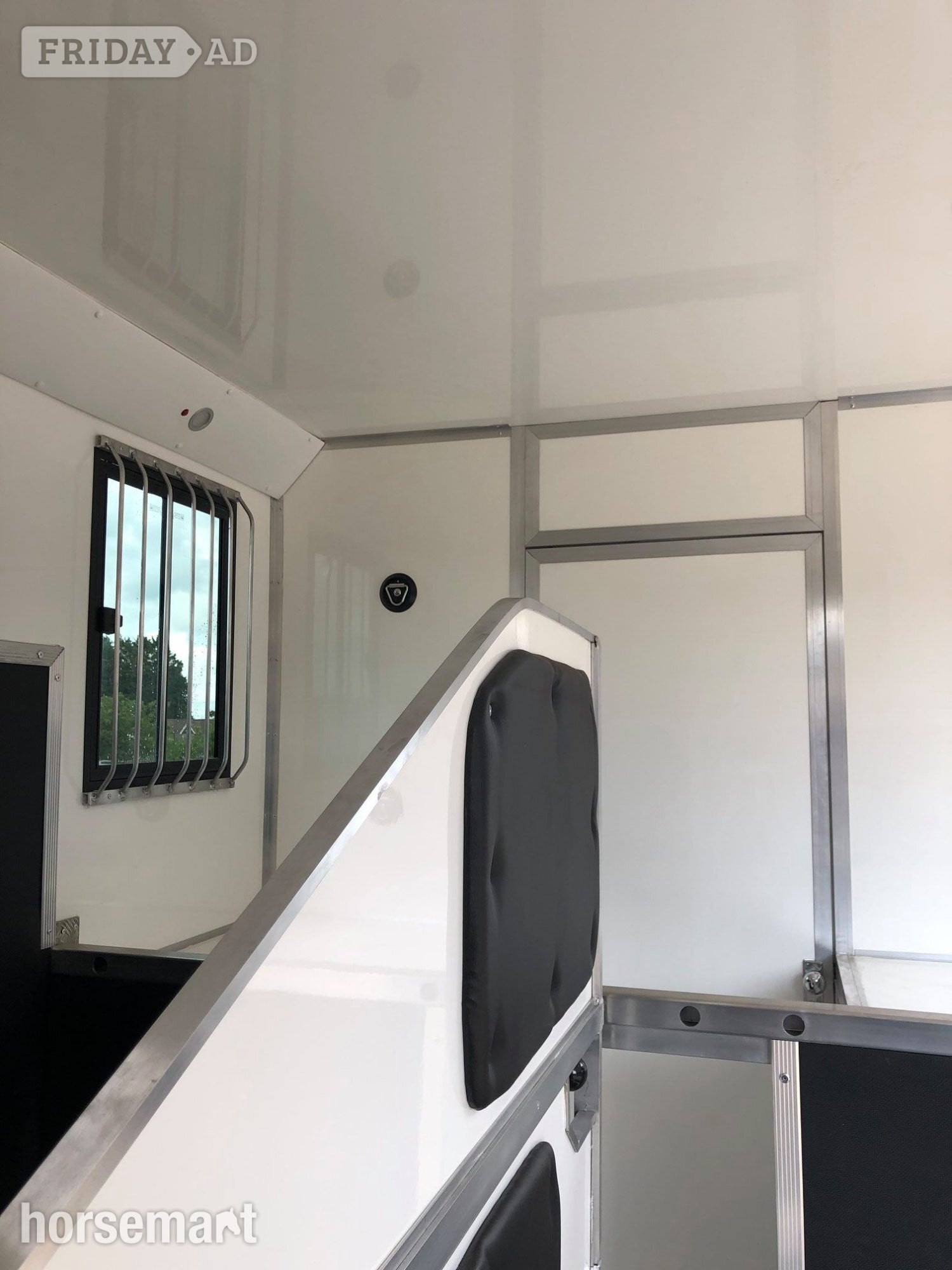Staffordshire Horseboxes 3.5tonne renault master Renault Horsebox - Trailers & Horseboxes