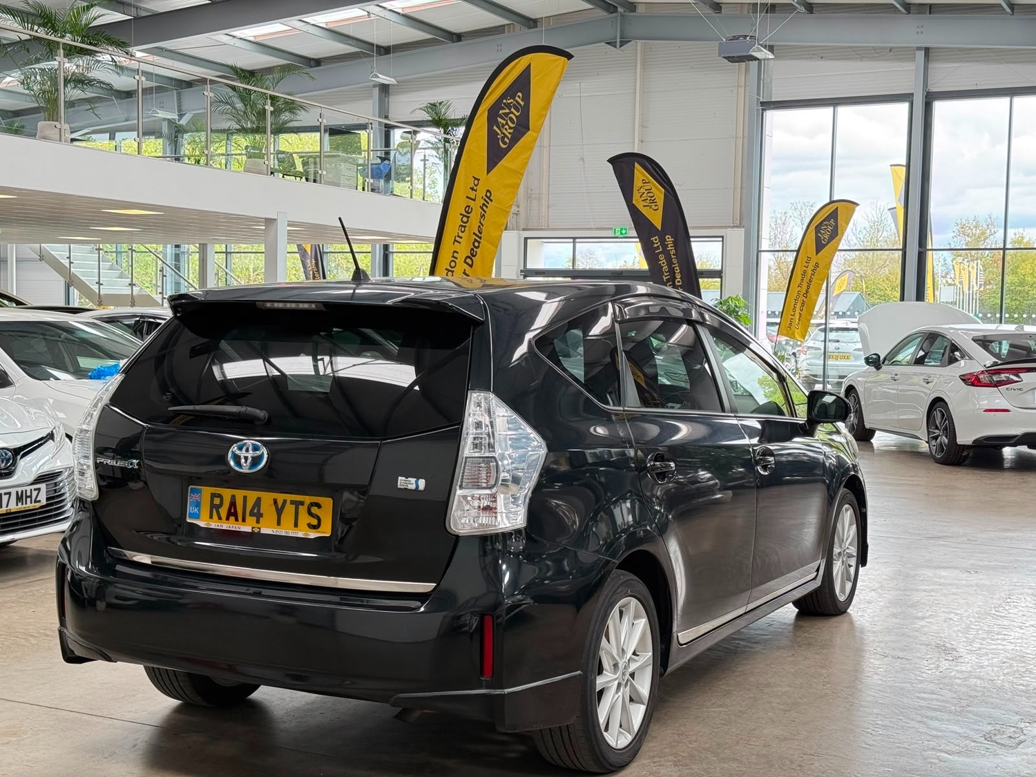 [ berth ]Toyota 7 Seat Prius