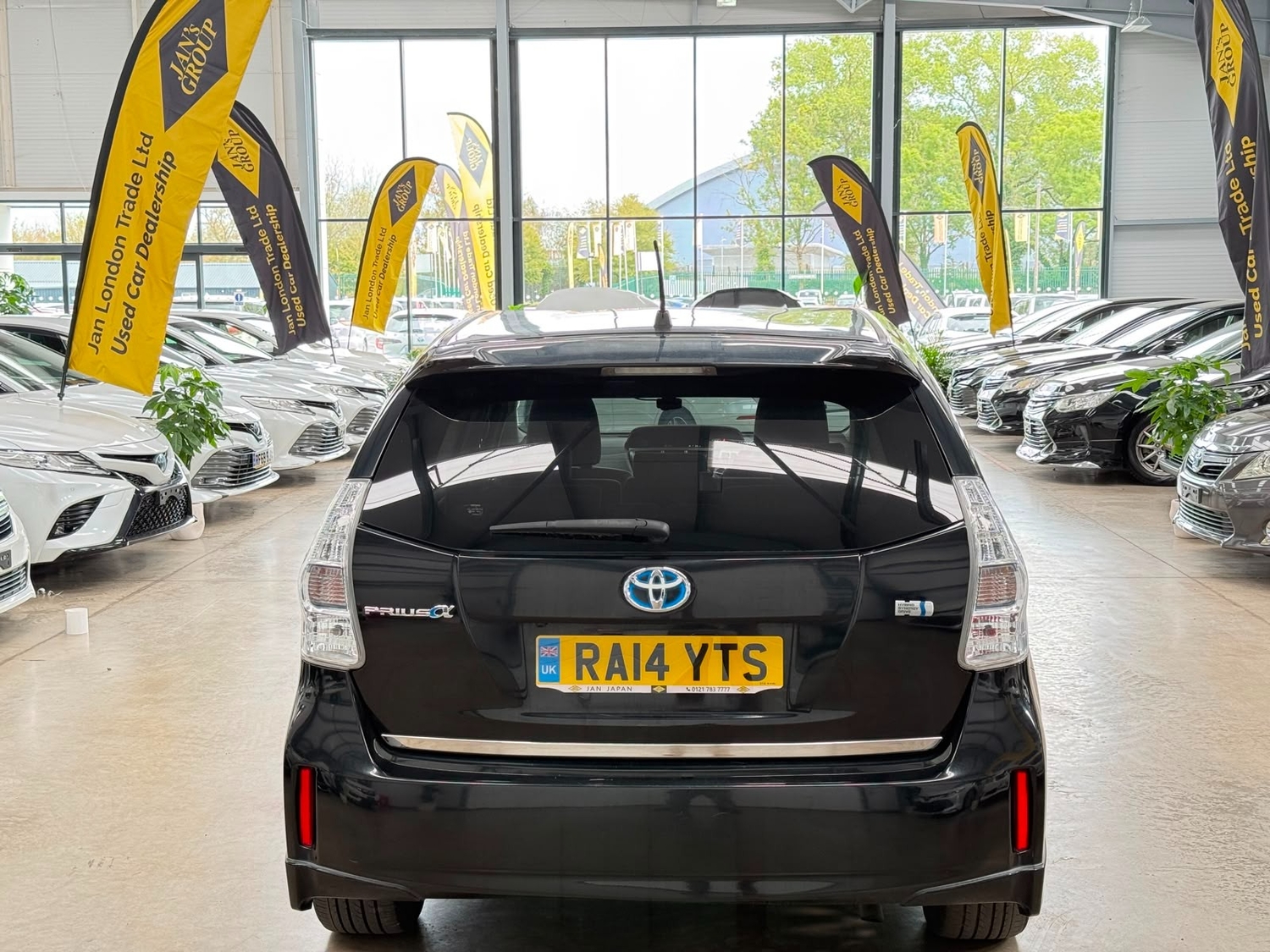Toyota 7 Seat Prius 2014 - Cars in Reading