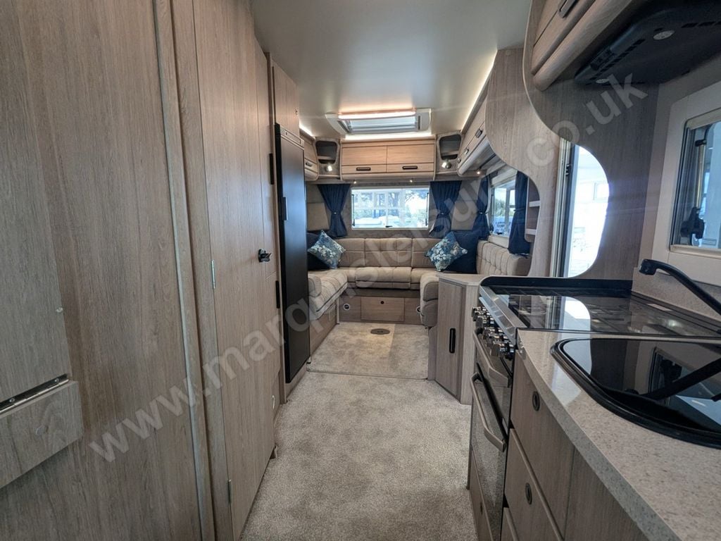 Auto-Sleepers BROADWAY EL 65Y 2027 for sale - Motorhomes & Caravans in Northampton
