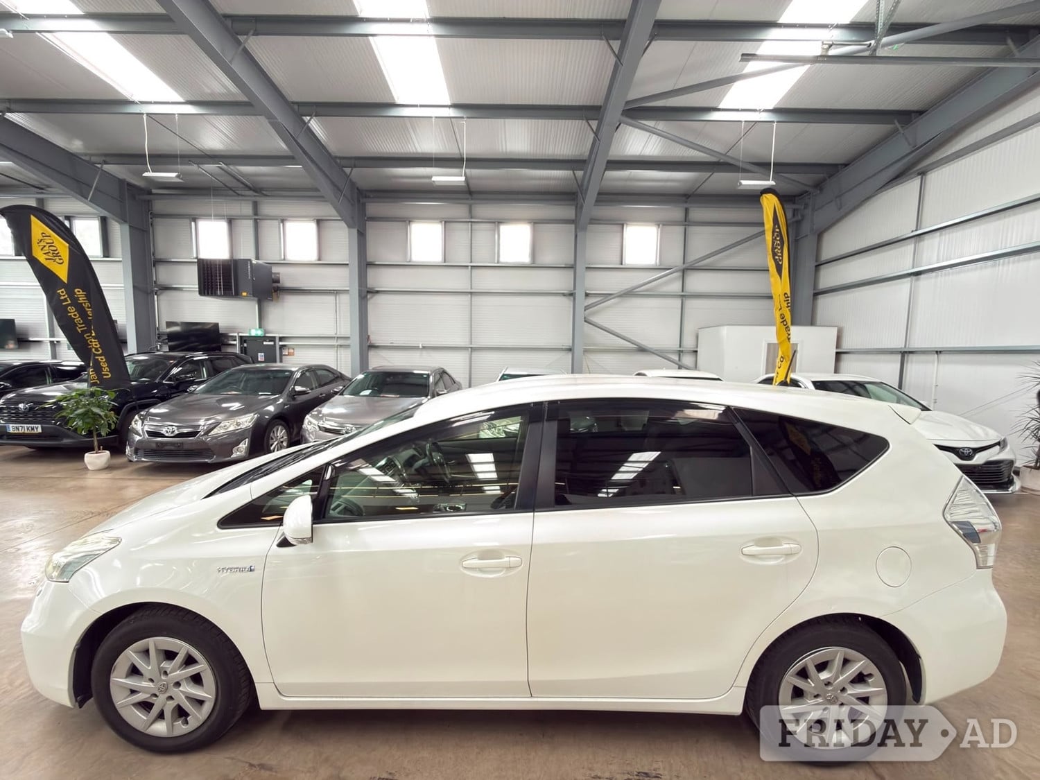 Toyota 7 Seat Prius 2014 - Cars in Reading