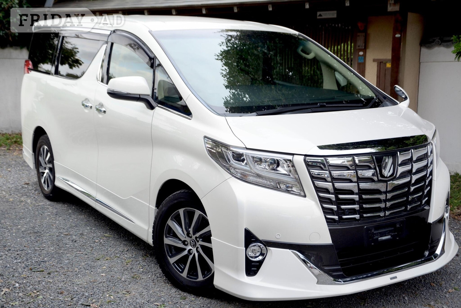 Toyota Alphard 2017 in Chingford