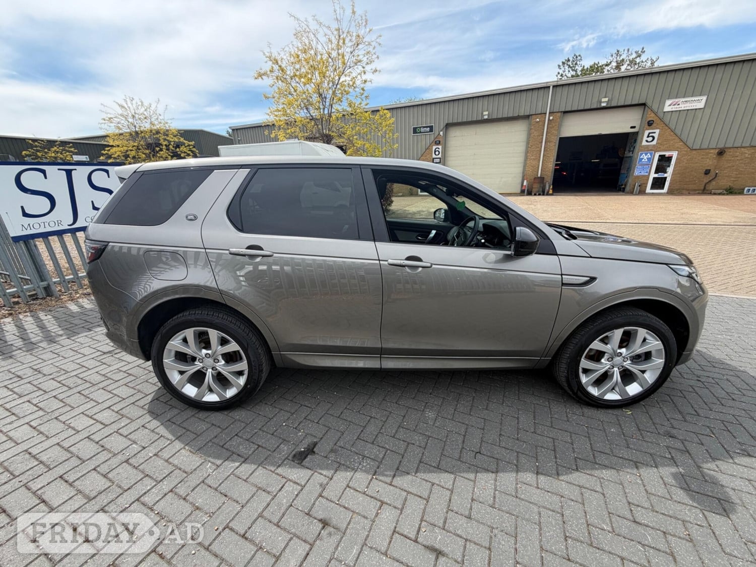 [ berth ]Land Rover Discovery Sport
