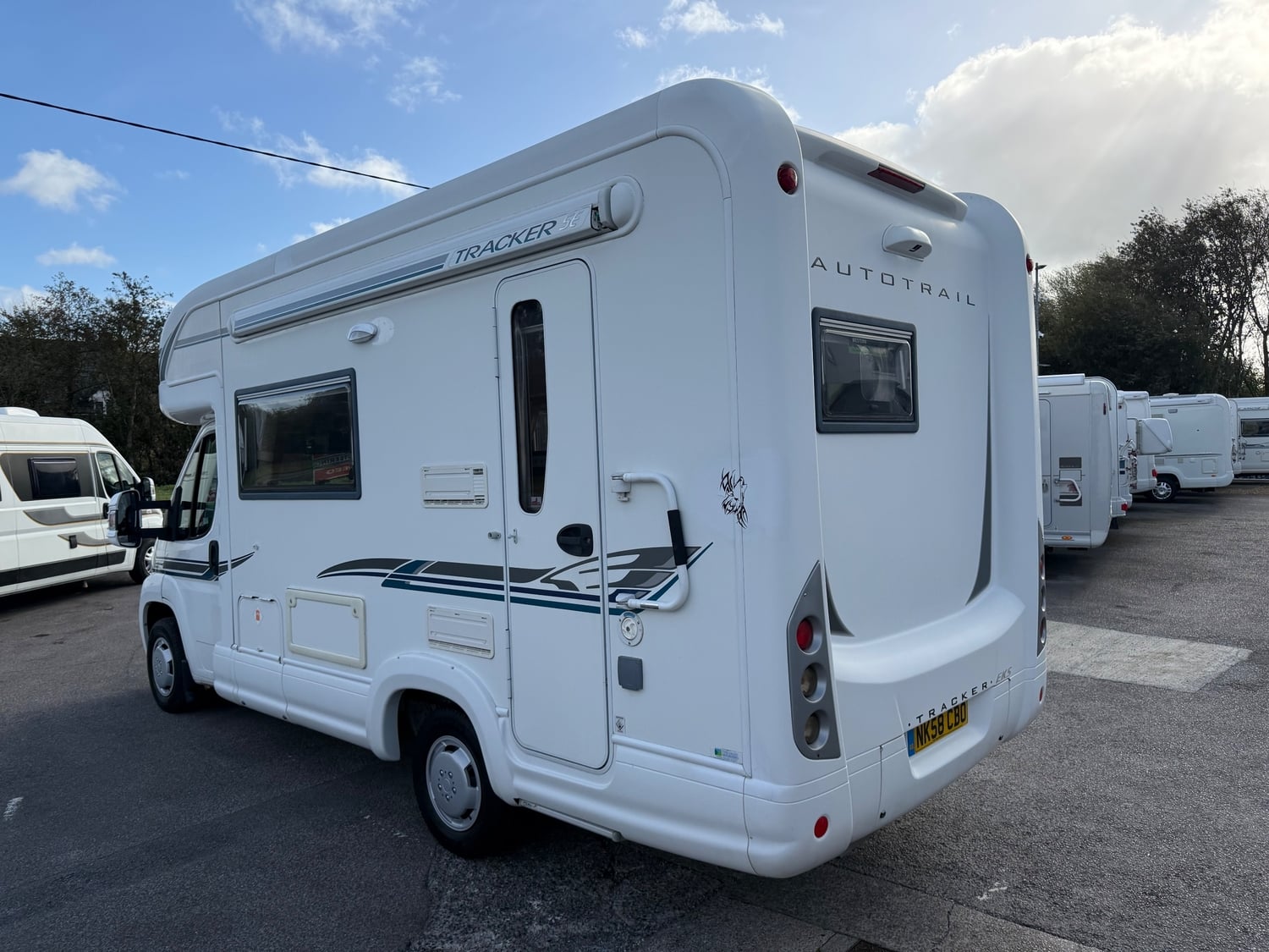 [ berth ]Auto-Trail Tracker EKS HI-Line