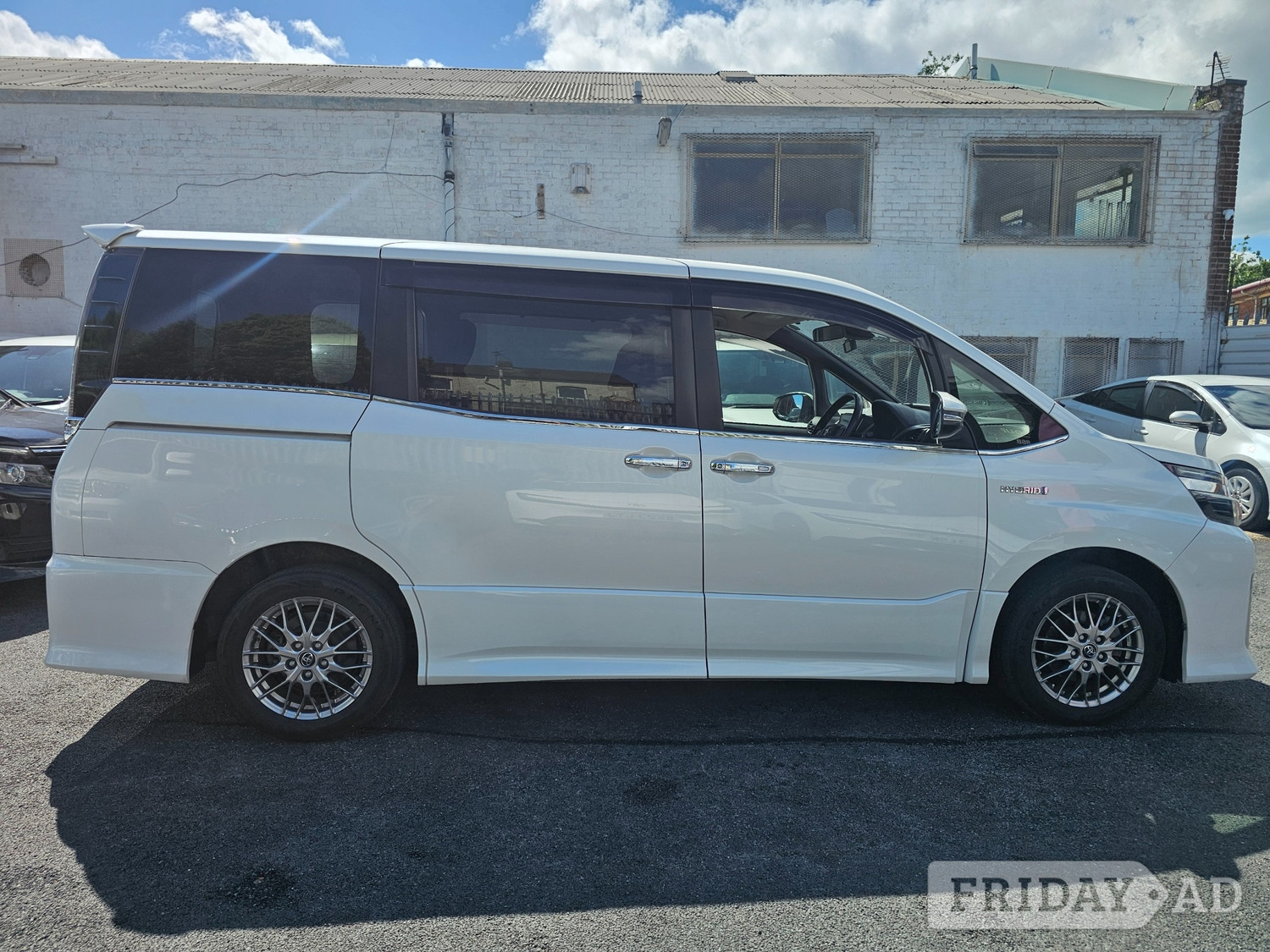 Toyota Voxy 2015 - Cars in Coventry