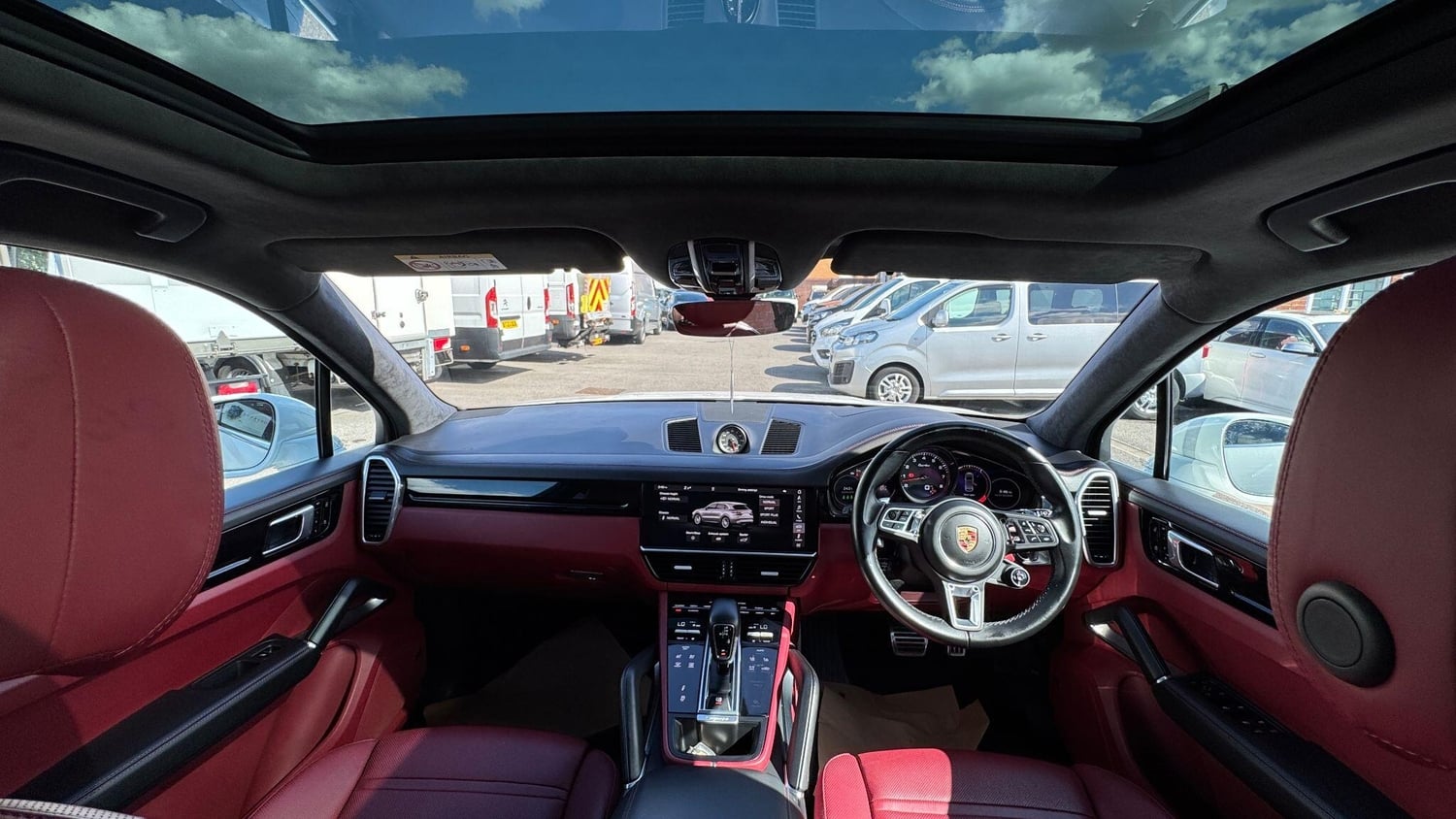 [ berth ]Porsche Cayenne