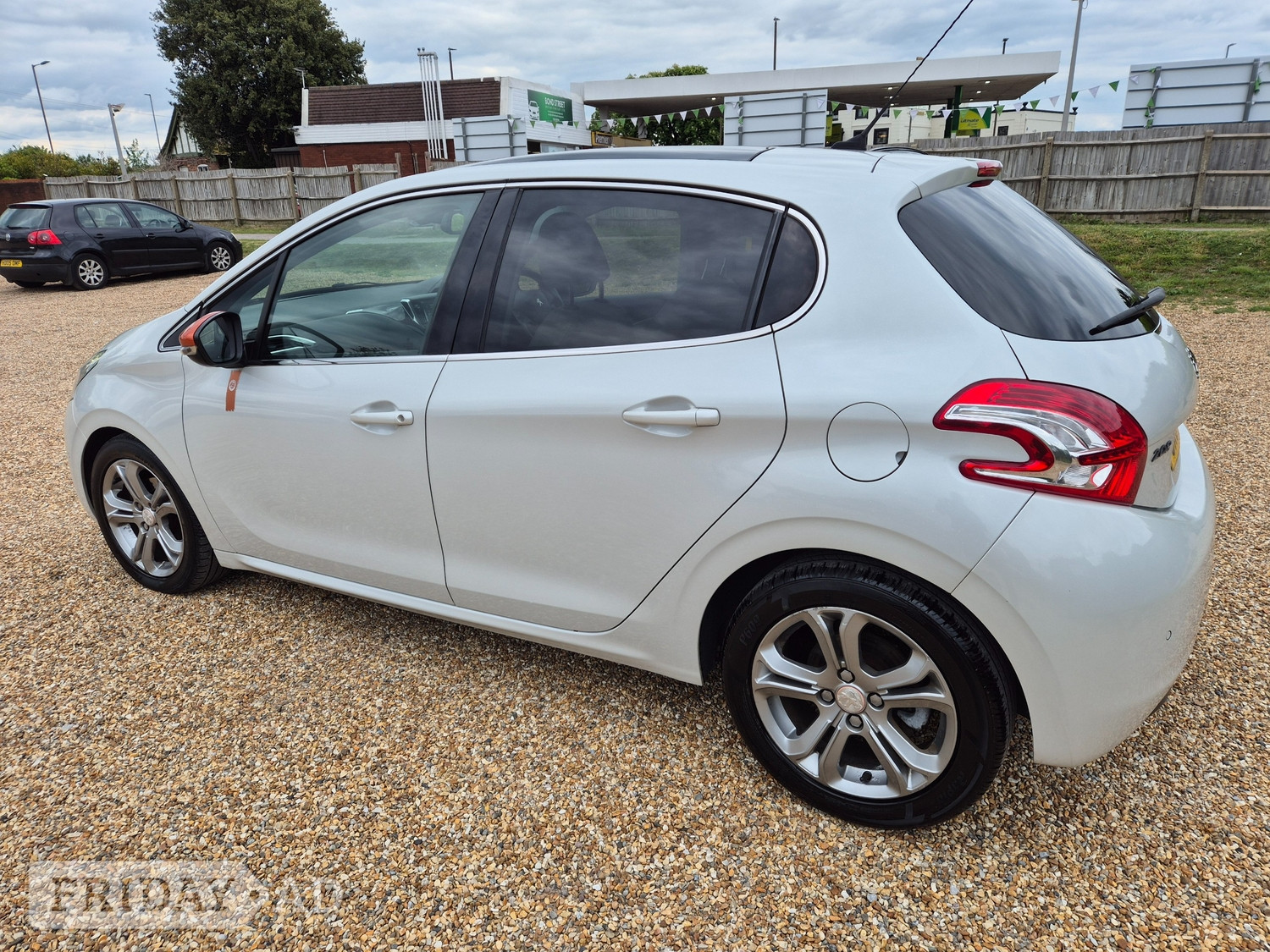Peugeot 208 2014 - Cars in Portsmouth