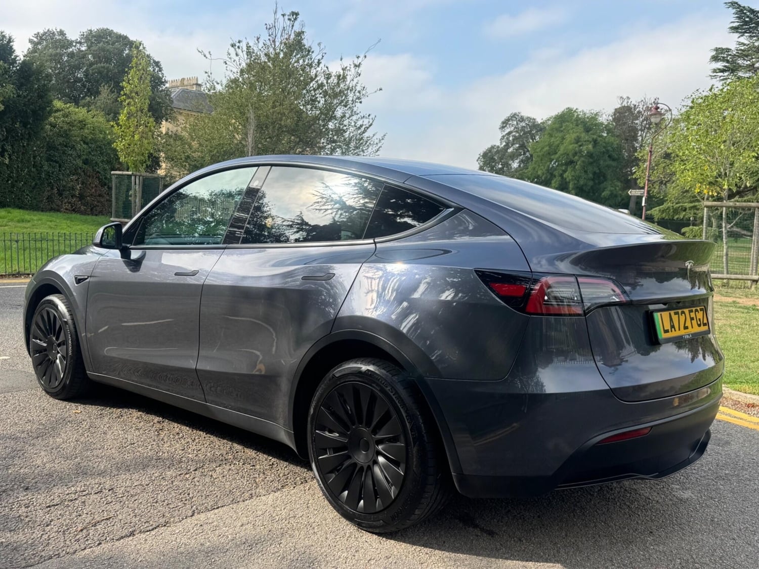 Tesla Model Y 2022 - Cars