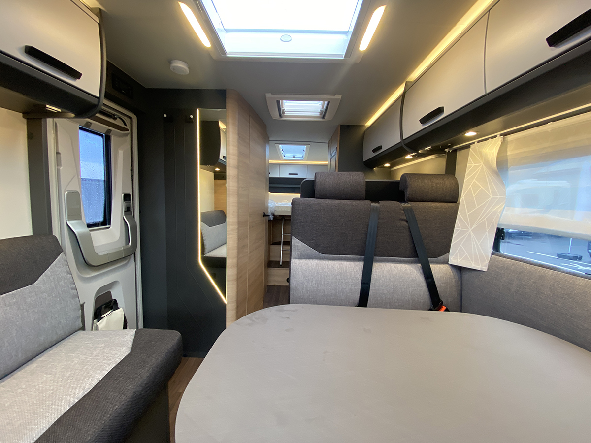 Knaus Live Ti Platinum Selection 700 MEG Newark
