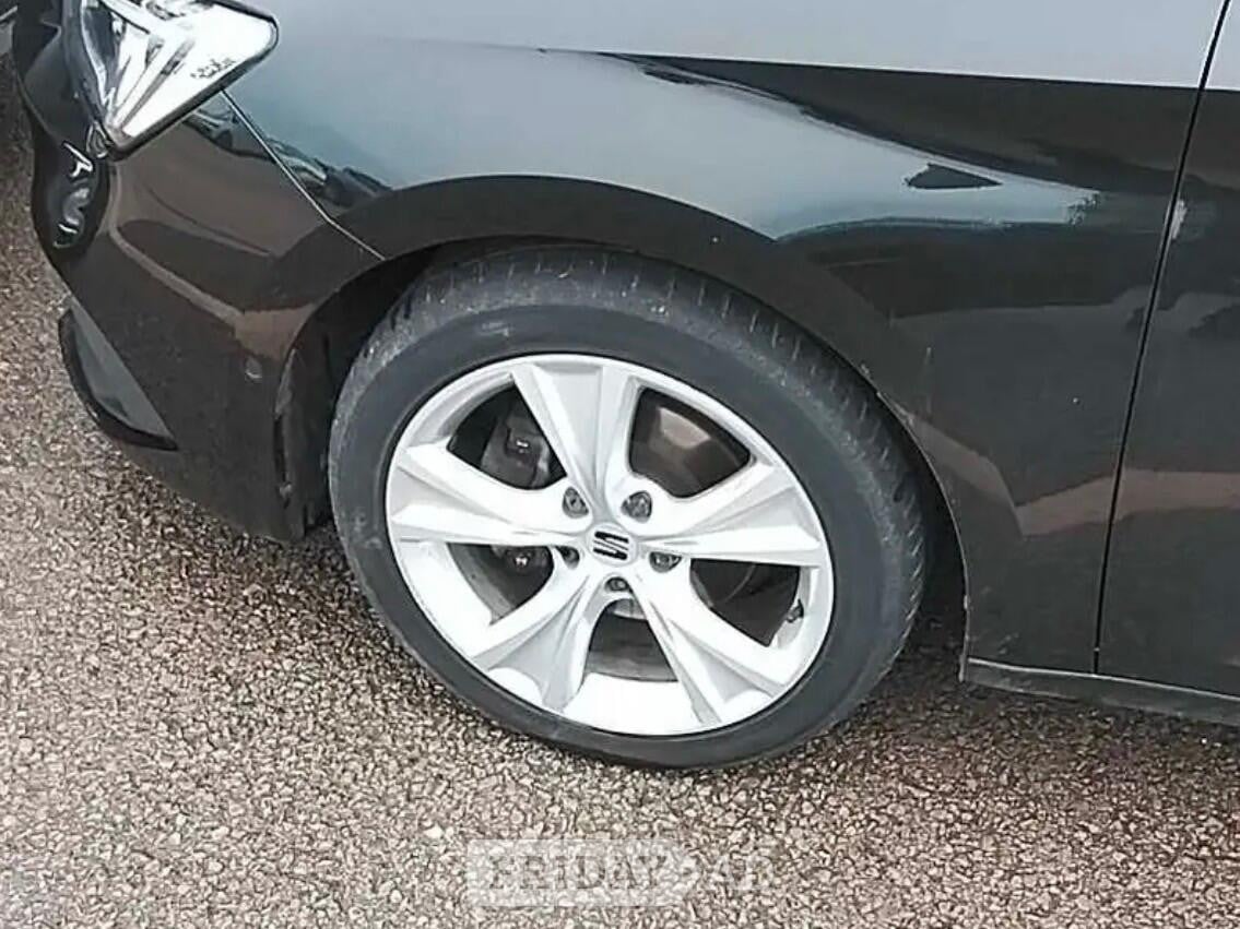 [ berth ]SEAT Leon