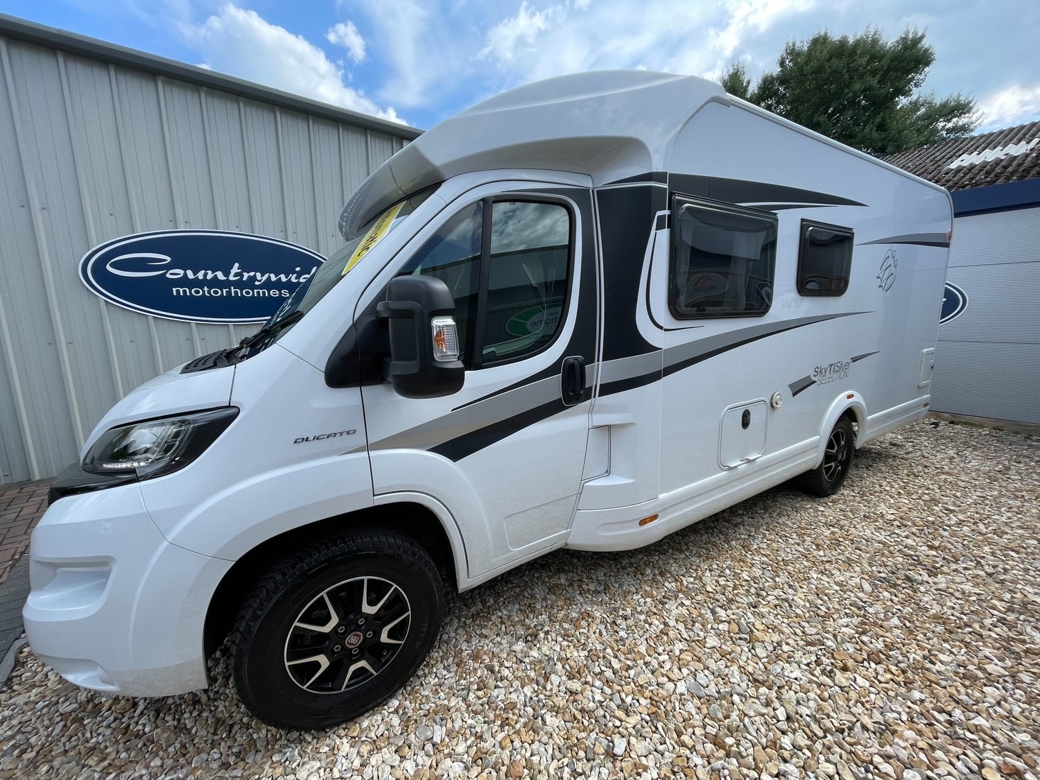 [ berth ]Knaus Sky Ti 650 MF