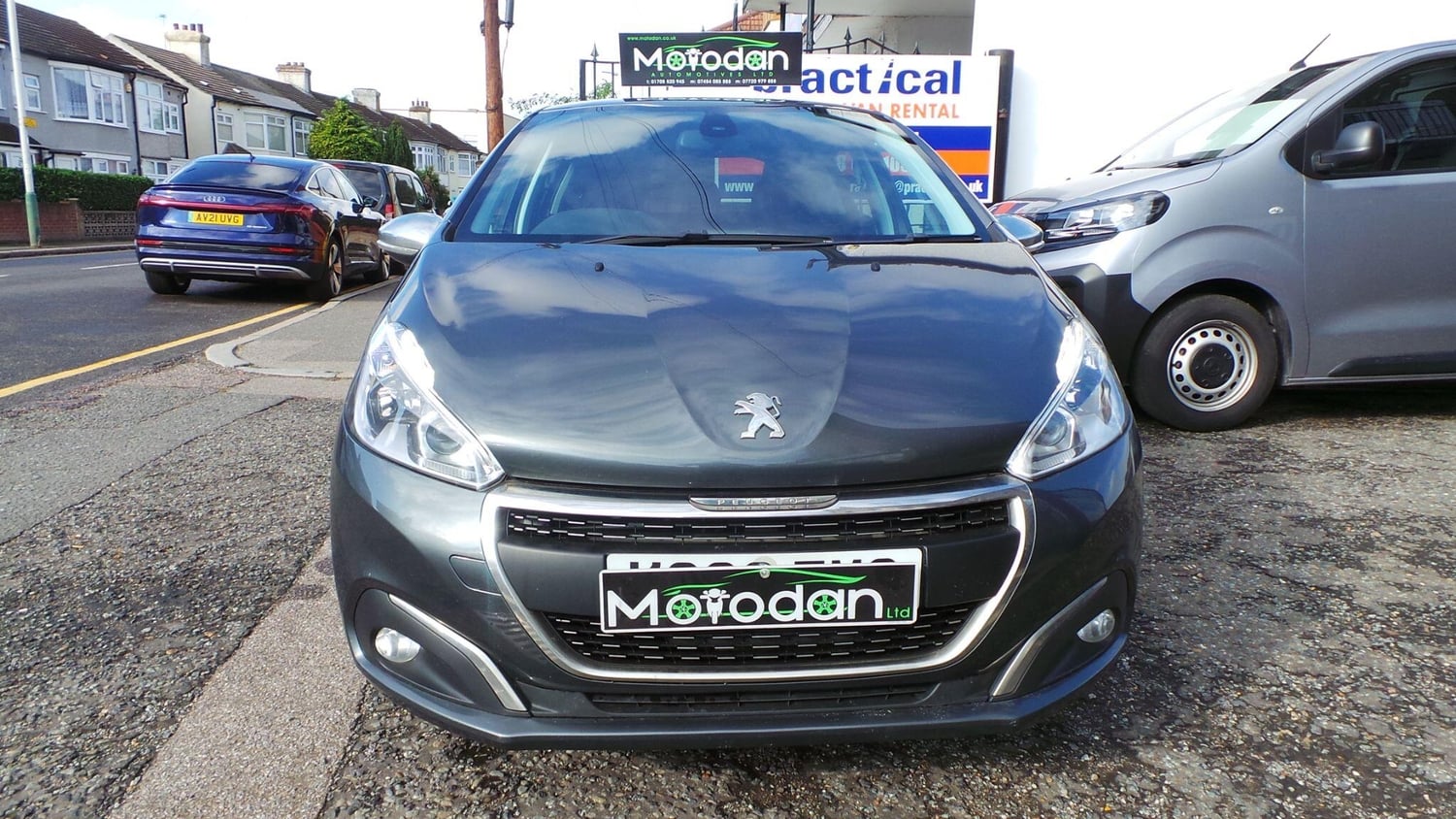[ berth ]Peugeot 208