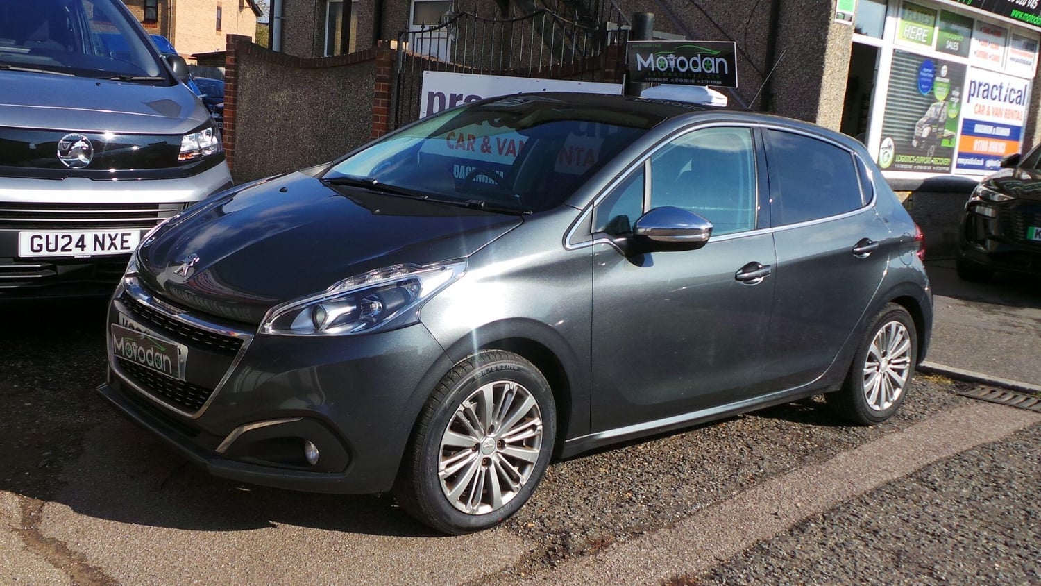 Peugeot 208 2017 - Cars in Havering