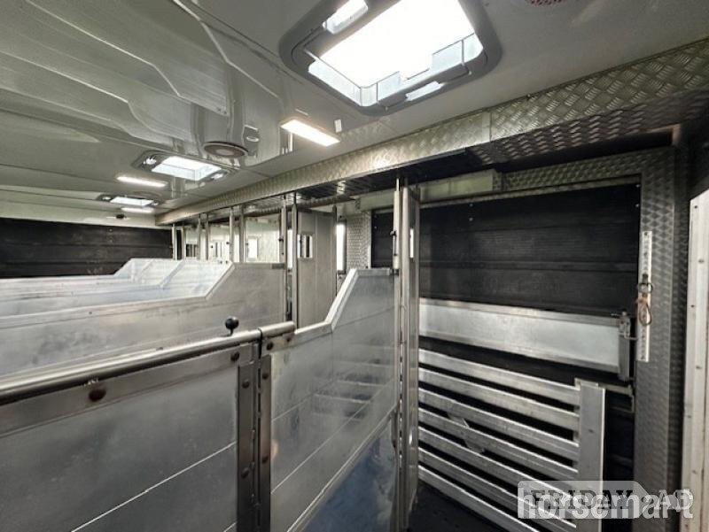 Renault Horsebox - Trailers & Horseboxes