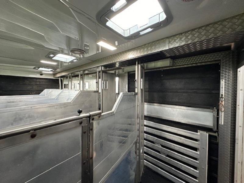 Renault Horsebox - Trailers & Horseboxes