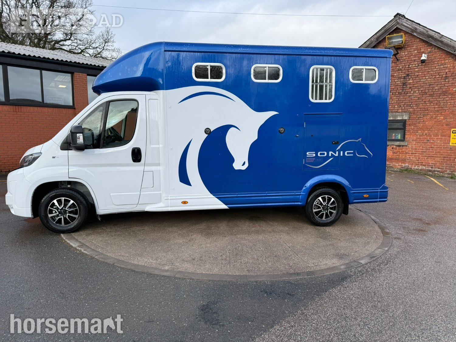 Equi-Trek Sonic Peugeot Horsebox - Trailers & Horseboxes