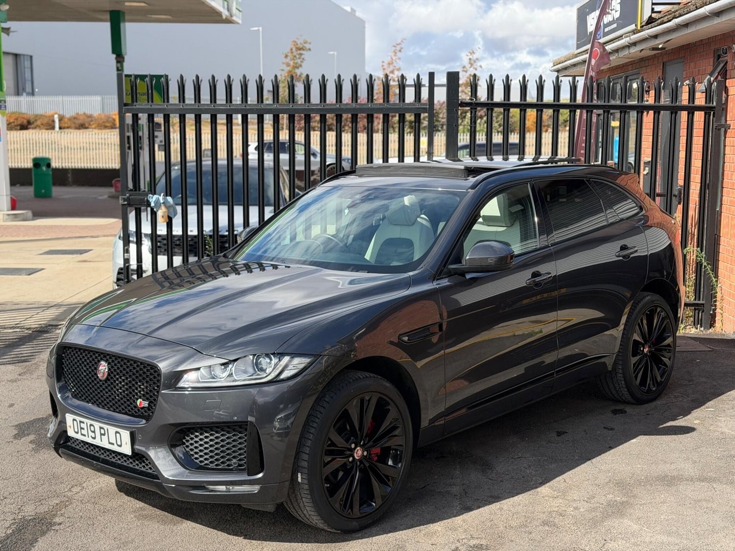 [ berth ]Jaguar F-Pace