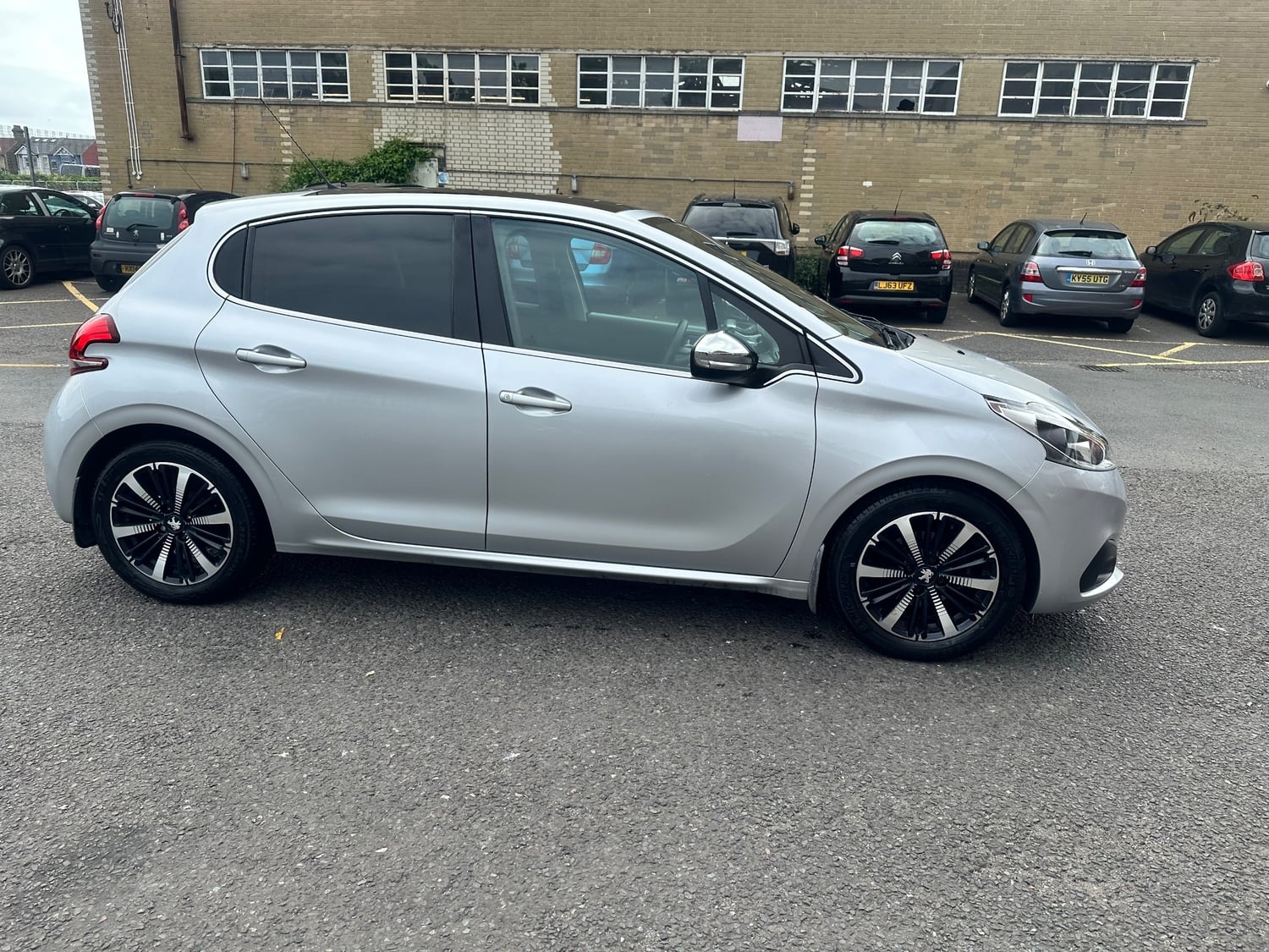 [ berth ]Peugeot 208