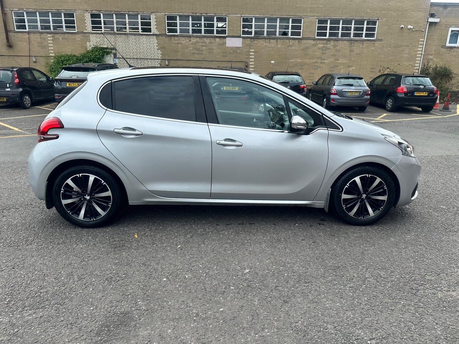 Peugeot 208 2018 - Cars in Slough