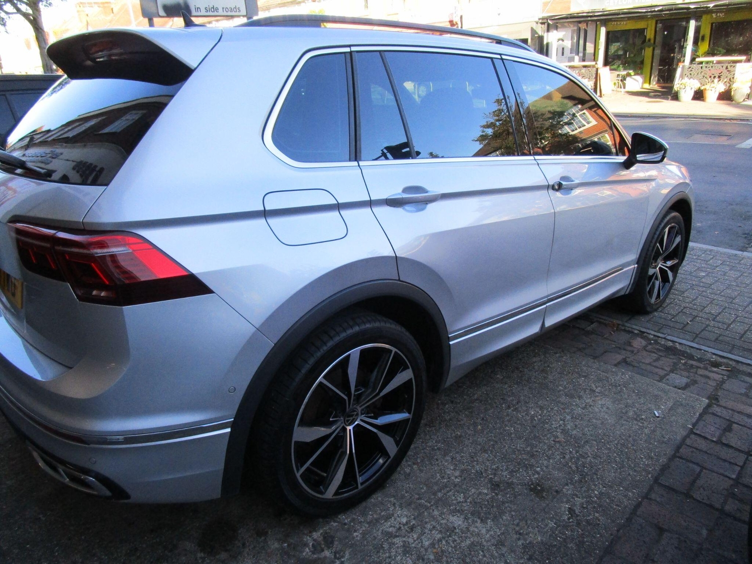 Volkswagen Tiguan 2021 - Cars