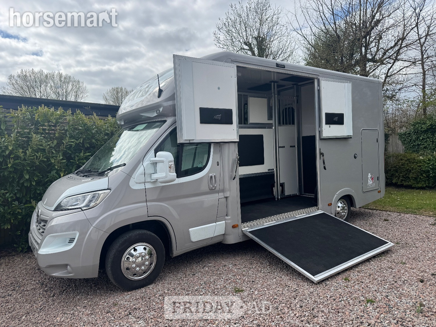 Foxy Stallion Lux Vauxhall Horsebox - Trailers & Horseboxes in Warninglid