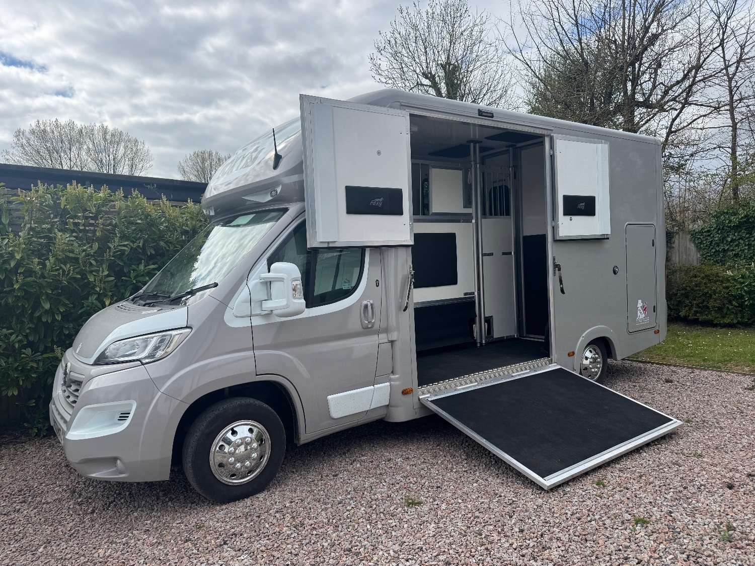 Foxy Stallion Lux Vauxhall Horsebox - Trailers & Horseboxes in Warninglid