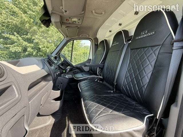 I.C.E Weekender Renault Master Automatic  Horsebox - Trailers & Horseboxes