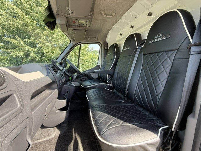 I.C.E Weekender Renault Master Automatic  Horsebox - Trailers & Horseboxes