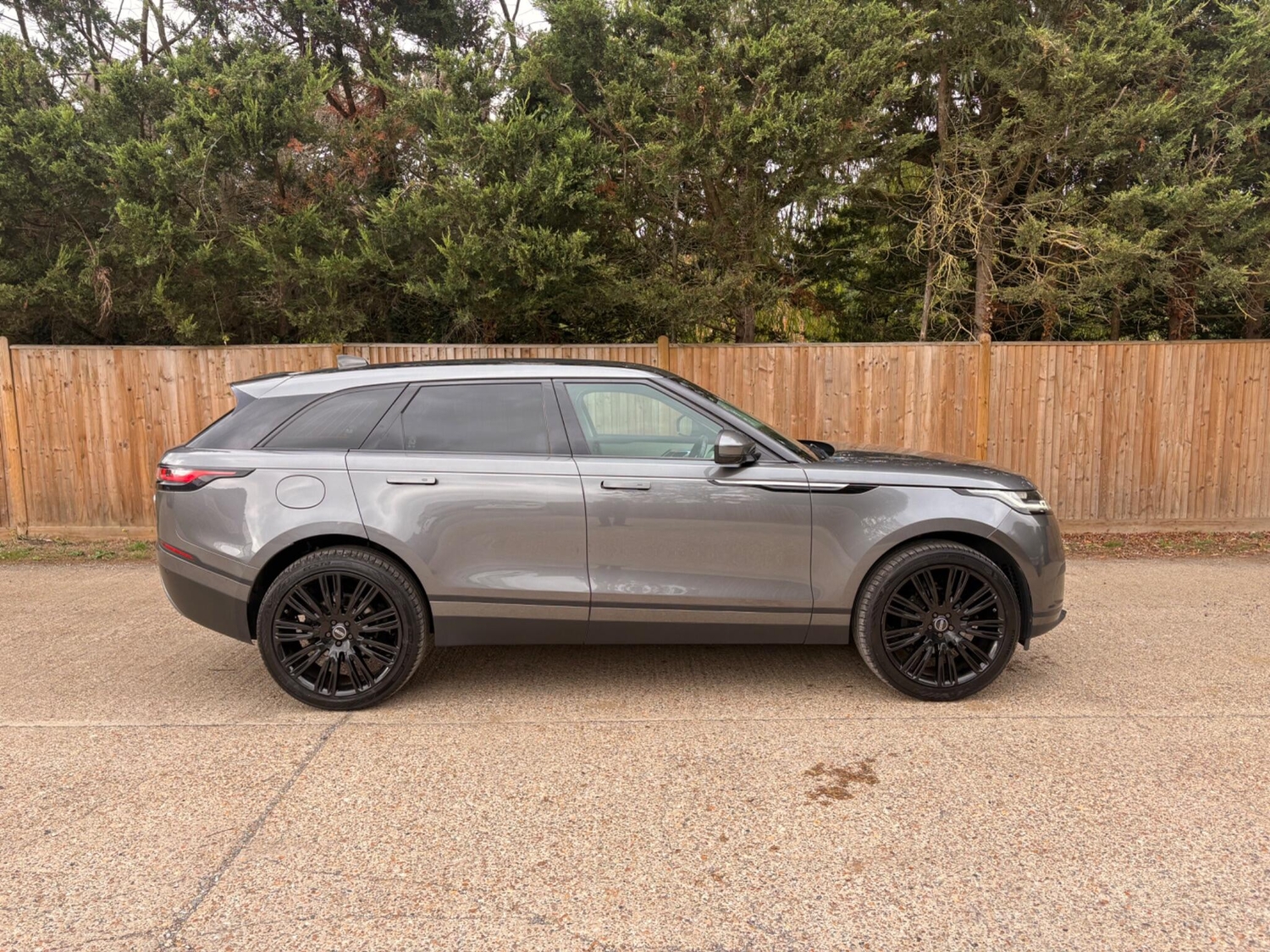 [ berth ]Land Rover Range Rover Velar