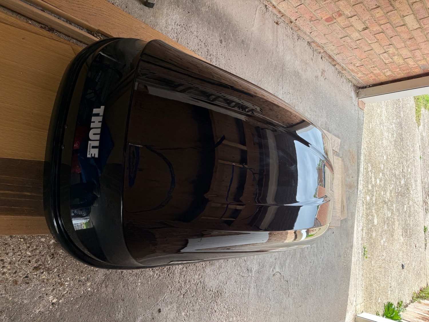 Portsmouth Thule pacific 200 roof box glossy black