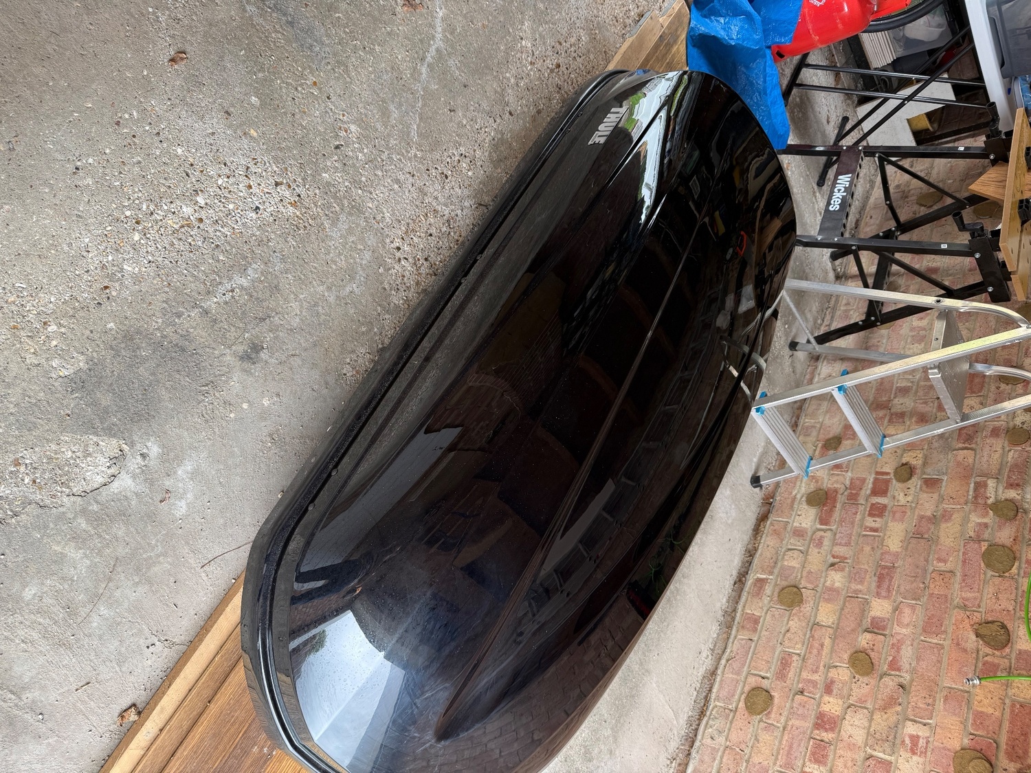 Thule pacific 200 roof box glossy black - 