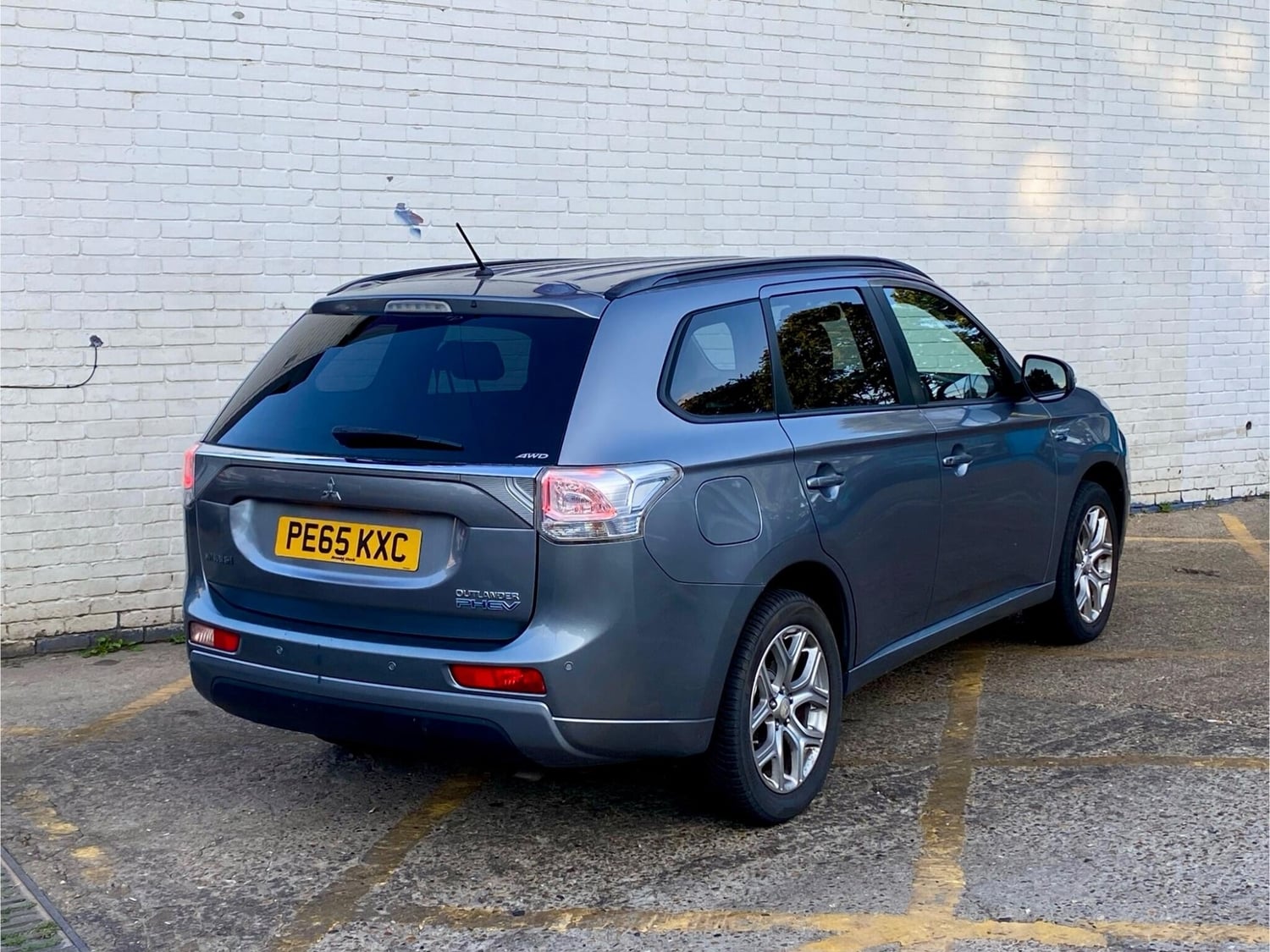 Mitsubishi Outlander 2015 - Cars in Ashford