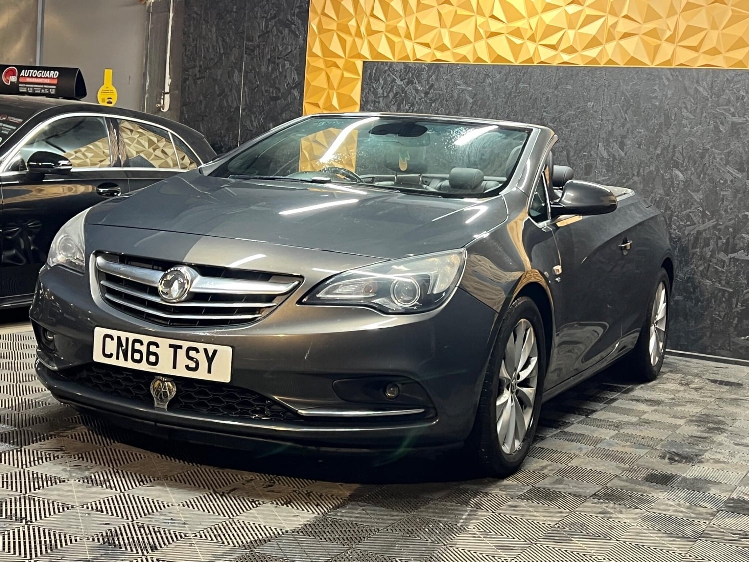 [ berth ]Vauxhall Cascada