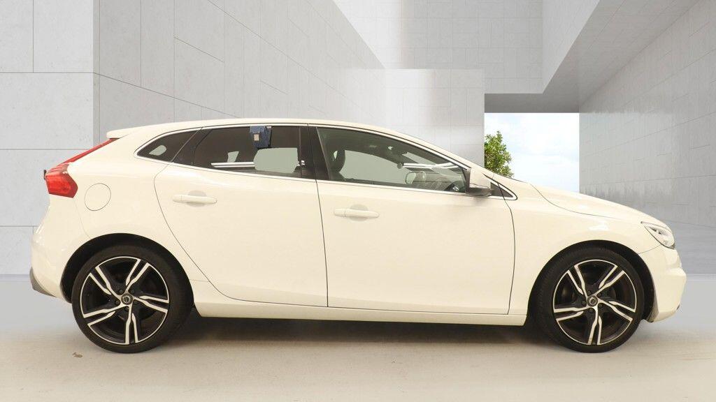 Volvo V40 2019 - Cars in Ongar