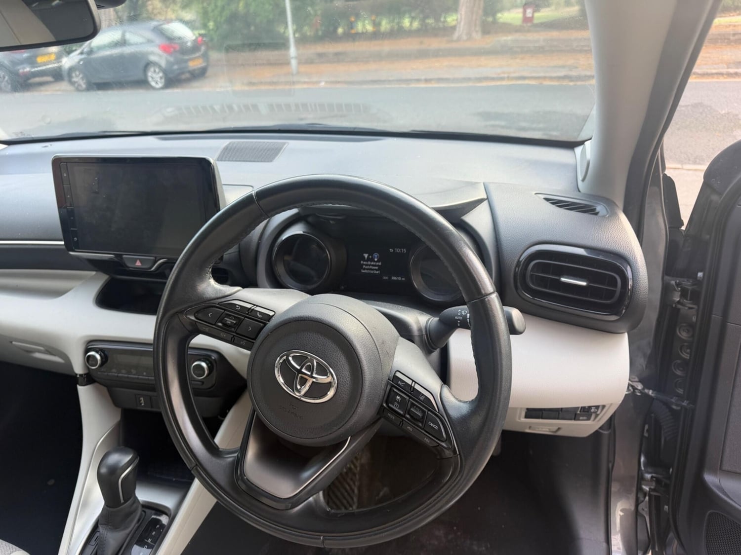 Toyota Yaris 2023 - Cars in Sutton