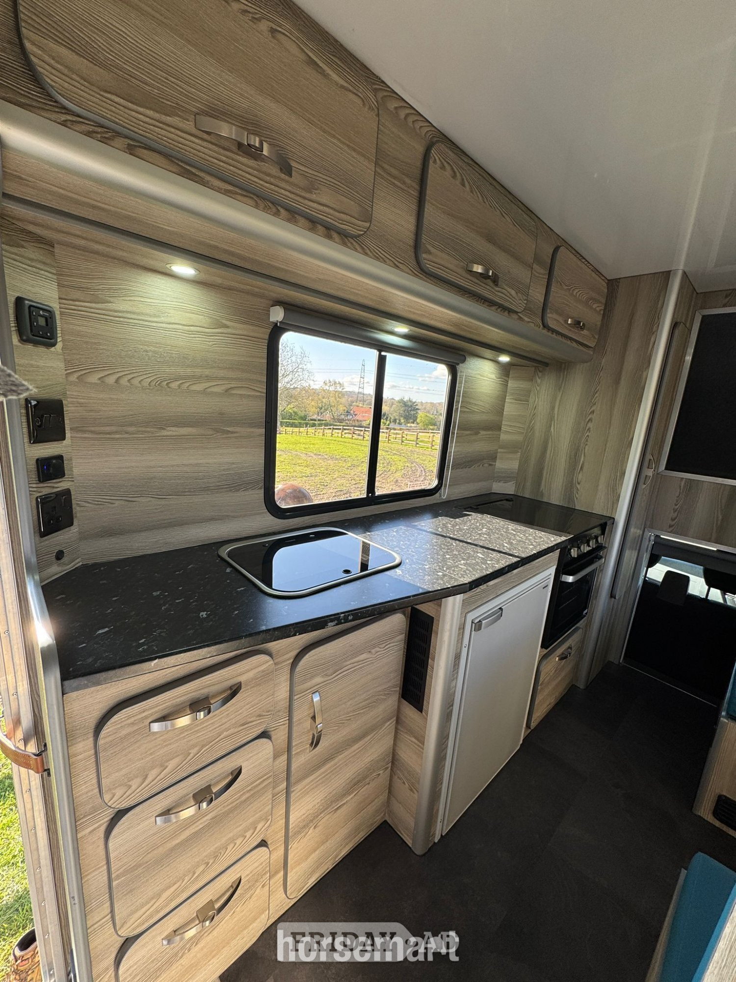 Trevett &amp; Smith Iveco 7T Horsebox - Trailers & Horseboxes