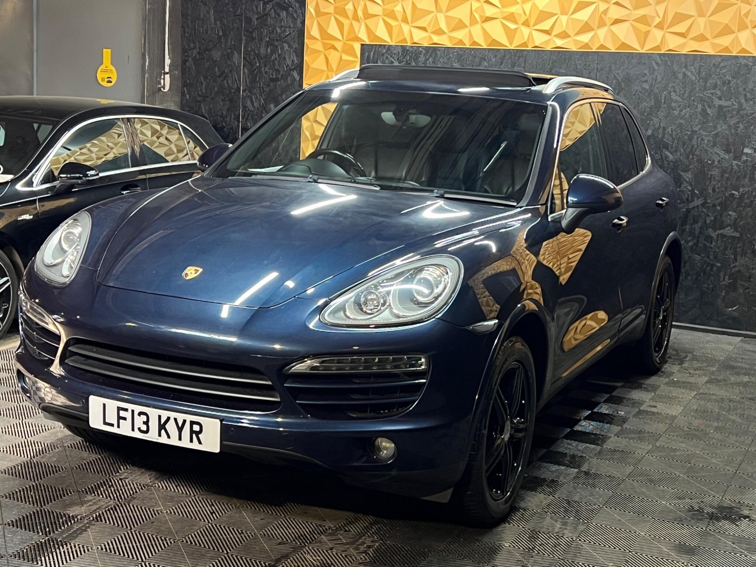 [ berth ]Porsche Cayenne