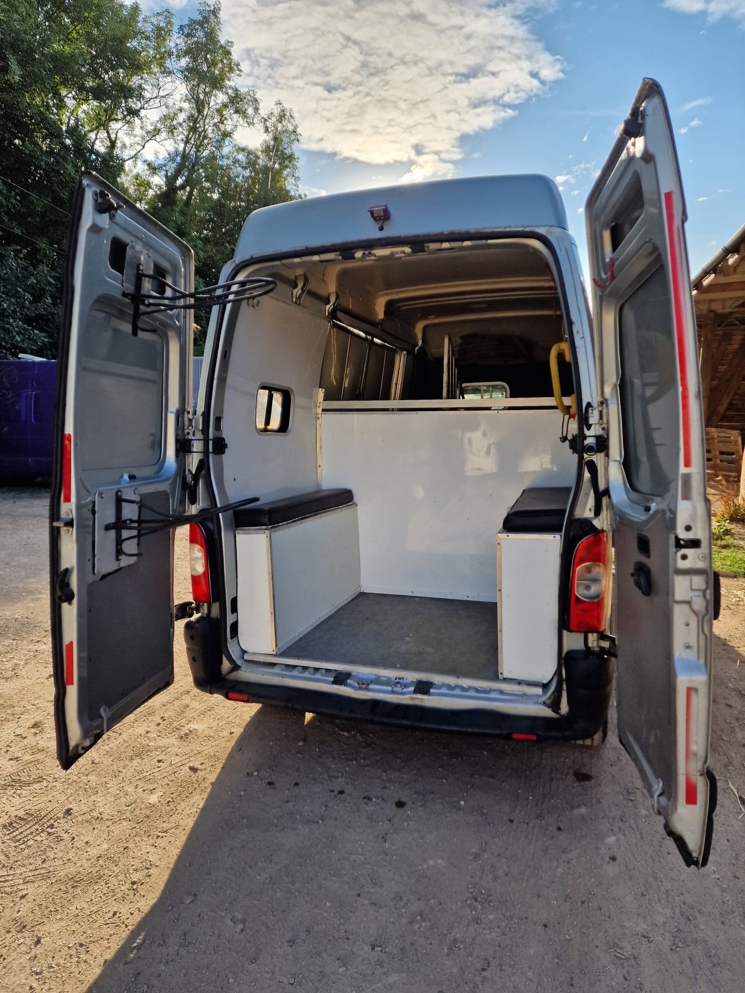 Custom  Vauxhall Horsebox - Trailers & Horseboxes in Bisleys