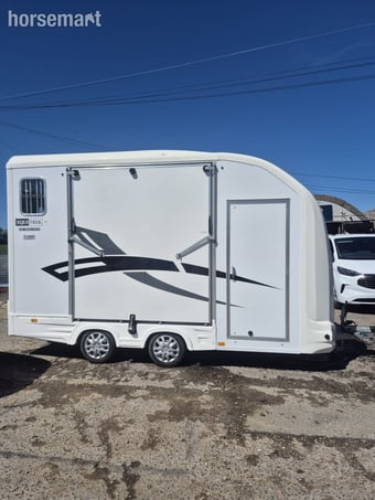 Equi-Trek Day-Treka Excel  Horse Trailer